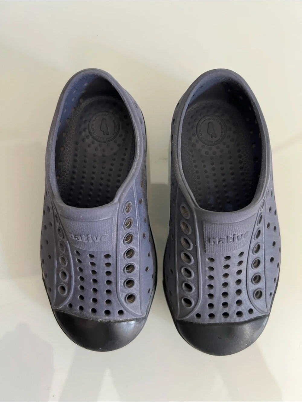 Native Jefferson Pewter Gray & Black Slip-Ons, 8c